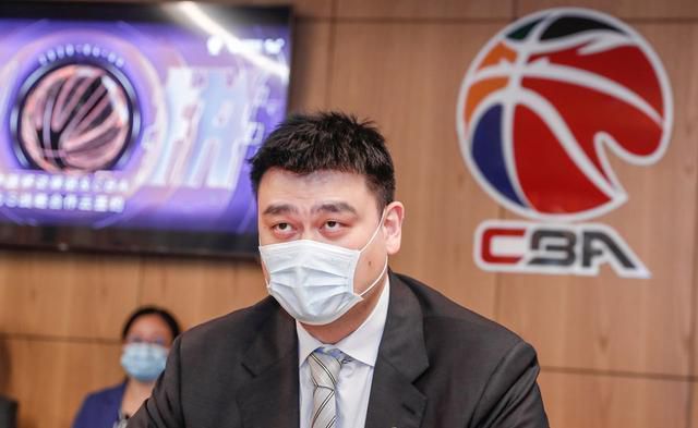 高俊伟气笑了，脱口道：你知道那是什么车吗？张口就开吹？不是我瞧不起你，这两辆车有保安守着，你这种吊丝连摸都摸不到，更不用说买了。